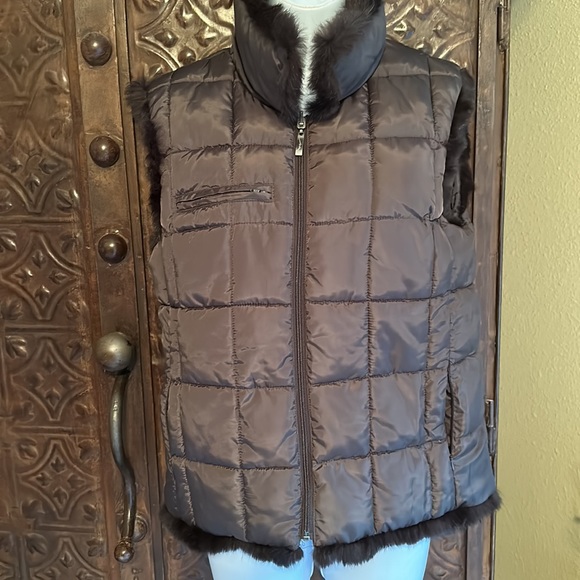 Reversible Montana Co vest trimmed with faux fur—size medium - Picture 6 of 9